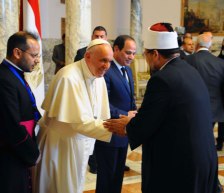 President El-Sisi of Egypt welcomes Pope Francis at the Presidential Palace in Cairo, here seen shaking hands with representatives from Al-Azhar in Egypt (Source: Youm7)