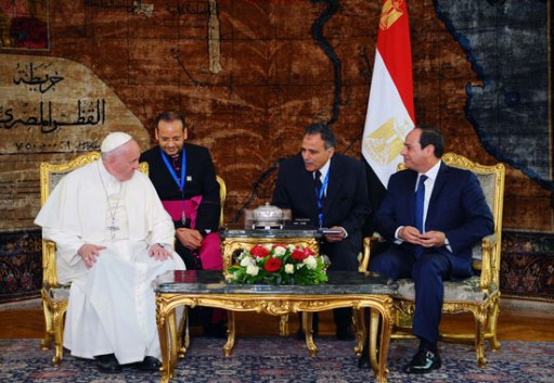 President El-Sisi of Egypt welcomes Pope Francis at the Presidential Palace in Cairo. (Source: Youm7)