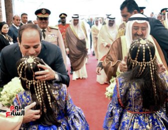 2017-05-07 President El-Sisi Welcomed in Kuwait Airport by Emir Al-Sabah and Kuwaiti Children Youm7 107842