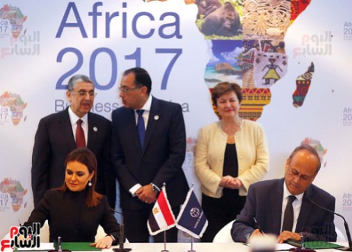 2017-12-10 Egypt Investment minister signs new African project during the Africa 2017 summit in Sharm El-Sheikh Youm7 02