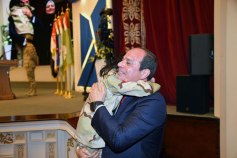 2018-03-16 President Elsisi of Egypt hugging the daughter of the Egyptian army officer Youm7