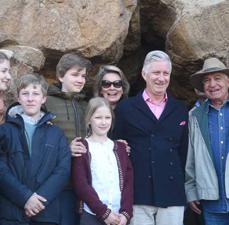 2019-01-14 belgium king and his family in front of giza pyramids egypt 02