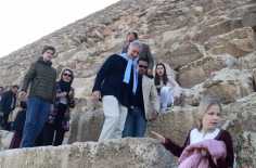2019-01-14 belgium king and his family in front of giza pyramids egypt 03